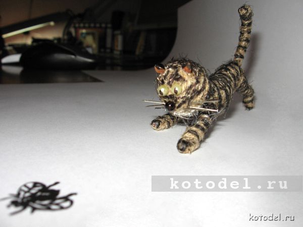 первый кот мотанка охотится на нарисованную муху