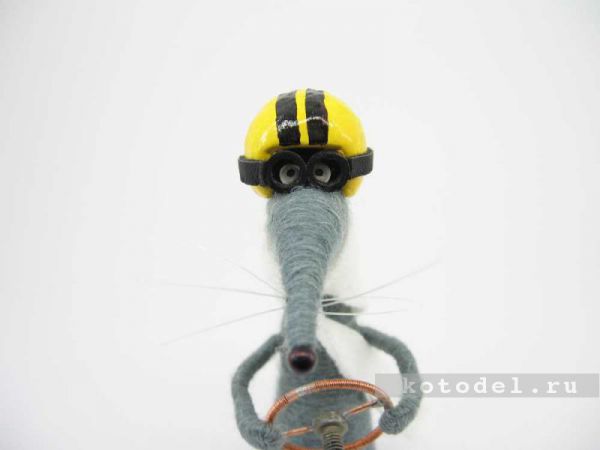 Крыс гонщик в желтом пробковом шлеме и шарфе